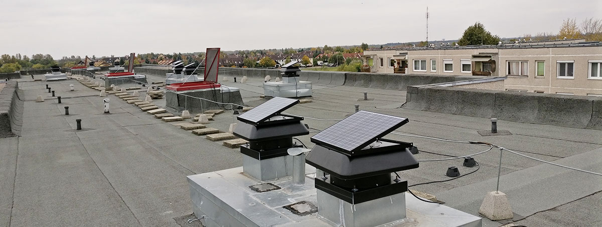 Extractores solares Pana Roof instalados en un techo en Panamá